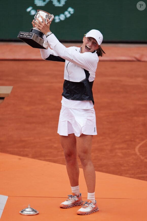 Iga Swiatek - Victoire de la Polonaise Iga Swiatek contre la Tchèque Karolina Muchova (6-2, 5-7, 6-4) en finale des Internationaux de France de tennis de Roland Garros 2023 à Paris le 10 juin 2023. © Jacovides-Moreau/Bestimage 