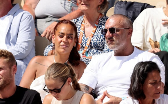 Amel Bent et son mari Patrick Antonelli dans les tribunes lors des Internationaux de France de Tennis de Roland Garros 2023. Paris, le 10 juin 2023. © Jacovides-Moreau / Bestimage 