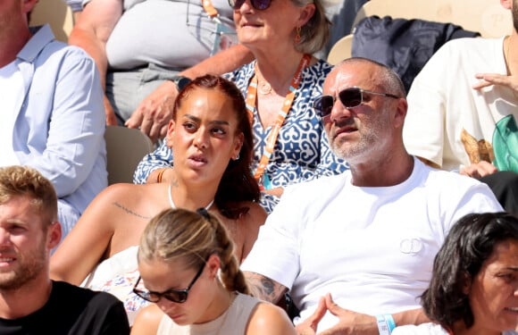 Amel Bent et son mari Patrick Antonelli dans les tribunes lors des Internationaux de France de Tennis de Roland Garros 2023. Paris, le 10 juin 2023. © Jacovides-Moreau / Bestimage 