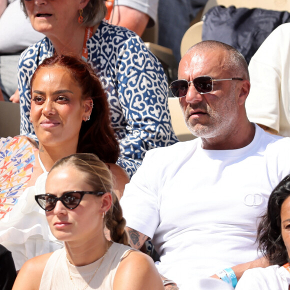 Amel Bent a assisté à la finale dames de Roland-Garros avec son compagnon Patrick Antonelli.
Amel Bent et son mari Patrick Antonelli, Kevin Mayer et sa compagne Delphine Jariel dans les tribunes lors des Internationaux de France de Tennis de Roland Garros 2023. © Jacovides-Moreau / Bestimage 