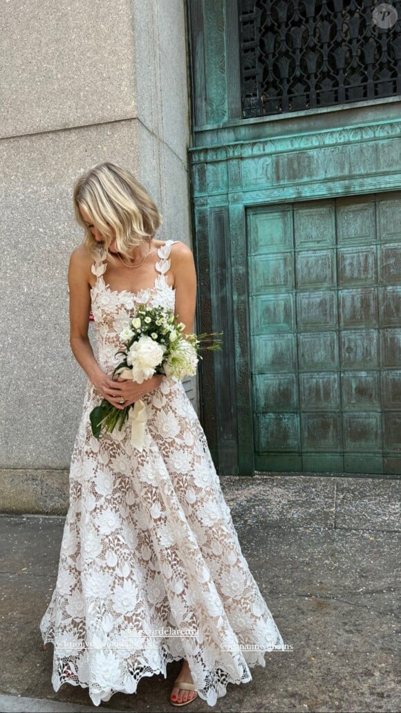 Naomi Watts a dévoilé des photos de sa belle robe de mariée.
