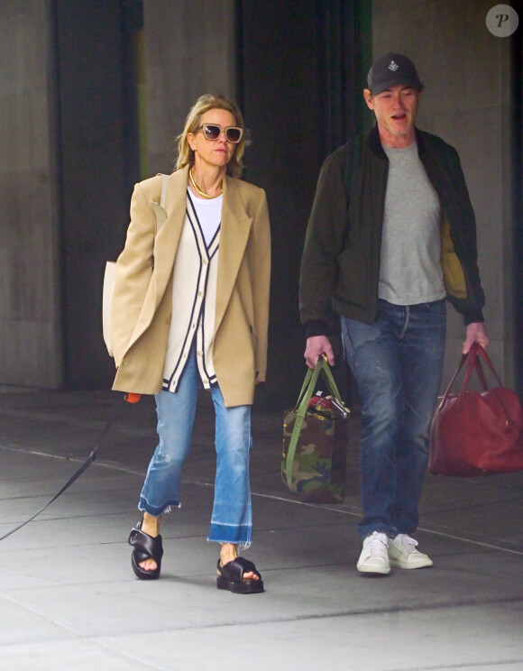 Naomi Watts, un diamant à l'annulaire gauche, et son compagnon Billy Crudup se promènent à New York, le 28 avril 2023. La bague de l'actrice de 54 ans alimente les rumeurs persistantes de fiançailles. 