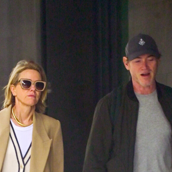 Naomi Watts, un diamant à l'annulaire gauche, et son compagnon Billy Crudup se promènent à New York, le 28 avril 2023. La bague de l'actrice de 54 ans alimente les rumeurs persistantes de fiançailles. 