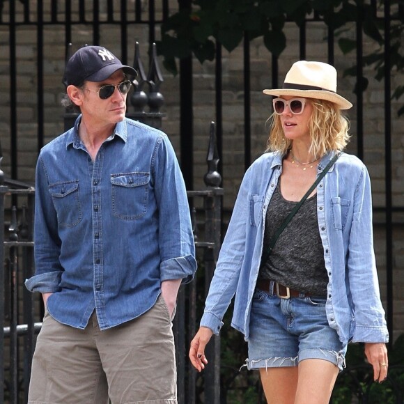 Naomi Watts et son compagnon Billy Crudup ont été aperçus en vélo dans les rues de New York. Les amoureux ont loué des 'Citi Bike', le 25 aout 2018. 