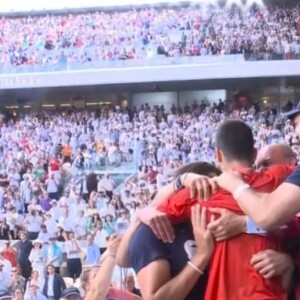 Novak Djokovic avec son clan après sa victoire en finale de Roland-Garros le 11 juin 2023.