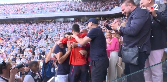 Novak Djokovic avec son clan après sa victoire en finale de Roland-Garros le 11 juin 2023.