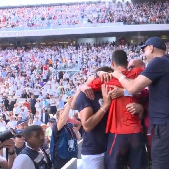 Novak Djokovic avec son clan après sa victoire en finale de Roland-Garros le 11 juin 2023.