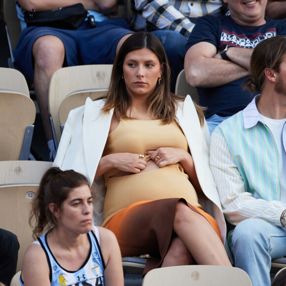 ...elle est finalement restée chez elle pour faire autre chose.
Camille Cerf (Miss France 2015), enceinte et son compagnon Théo Fleury dans les tribunes lors des Internationaux de France de Tennis de Roland Garros 2023. Paris, le 7 juin 2023. © Jacovides-Moreau / Bestimage 