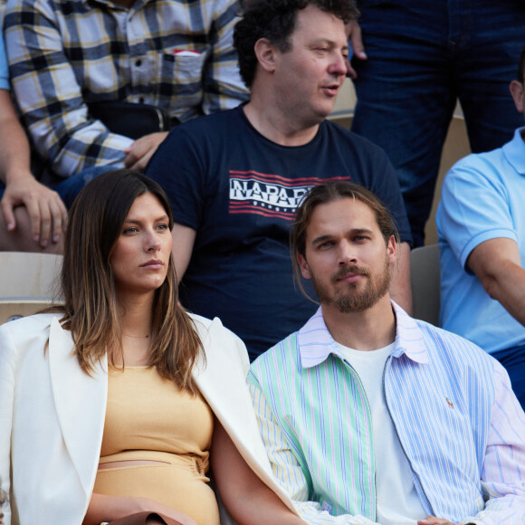 Elle a préféré monter des meubles toute la journée.
Camille Cerf (Miss France 2015), enceinte et son compagnon Théo Fleury dans les tribunes lors des Internationaux de France de Tennis de Roland Garros 2023. Paris, le 7 juin 2023. © Jacovides-Moreau / Bestimage 