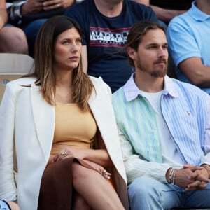 Le comportement de Camille Cerf a choqué de nombreux internautes.
Camille Cerf (Miss France), enceinte et son compagnon Théo Fleury dans les tribunes lors des Internationaux de France de Tennis de Roland-Garros. Paris. © Jacovides-Moreau / Bestimage 