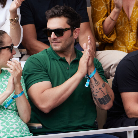 Pio Marmaï a eu la chance d'assister, le 11 juin 2023, à la finale Roland Garros.
Pio Marmaï et sa compagne Charlotte Ranson (enceinte) - Tribunes des Internationaux de France de tennis de Roland Garros 2023 à Paris le 11 juin 2023. © Jacovides-Moreau/Bestimage