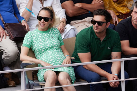 Impossible de passer à côté de son ventre très rond !
Pio Marmaï et sa compagne Charlotte Ranson (enceinte) - Tribunes des Internationaux de France de tennis de Roland Garros 2023 à Paris le 11 juin 2023. © Jacovides-Moreau/Bestimage