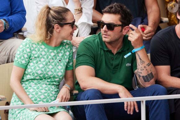 Pio Marmaï et Charlotte Ranson sont déjà parents d'une petite Pia.
Pio Marmaï et sa compagne Charlotte Ranson (enceinte) - Tribunes des Internationaux de France de tennis de Roland Garros 2023 à Paris le 11 juin 2023. © Jacovides-Moreau/Bestimage