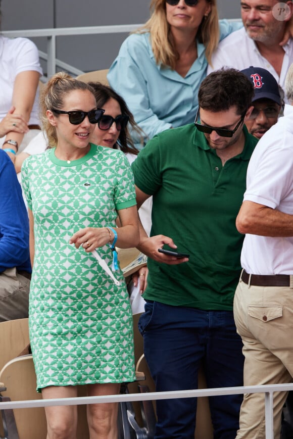 Pio Marmaï et sa compagne Charlotte Ranson (enceinte) - Tribunes des Internationaux de France de tennis de Roland Garros 2023 à Paris le 11 juin 2023. © Jacovides-Moreau/Bestimage