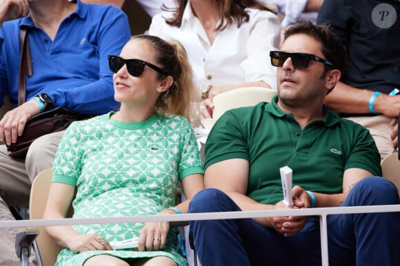 Pio Marmaï et sa compagne Charlotte Ranson (enceinte) - Tribunes des Internationaux de France de tennis de Roland Garros 2023 à Paris le 11 juin 2023. © Jacovides-Moreau/Bestimage