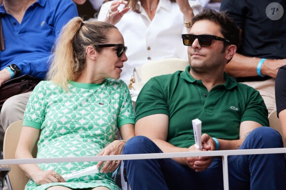 Pio Marmaï et sa compagne Charlotte Ranson (enceinte) - Tribunes des Internationaux de France de tennis de Roland Garros 2023 à Paris le 11 juin 2023. © Jacovides-Moreau/Bestimage