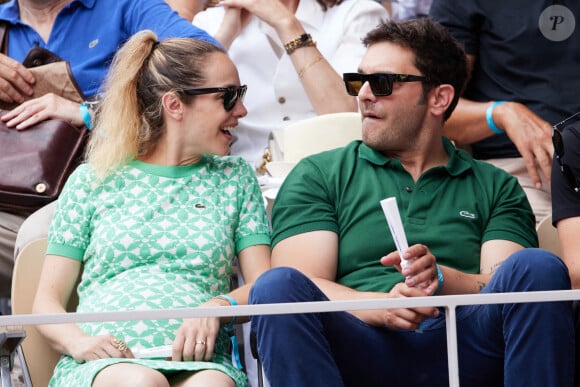 Pio Marmaï et sa compagne Charlotte Ranson (enceinte) - Tribunes des Internationaux de France de tennis de Roland Garros 2023 à Paris le 11 juin 2023. © Jacovides-Moreau/Bestimage