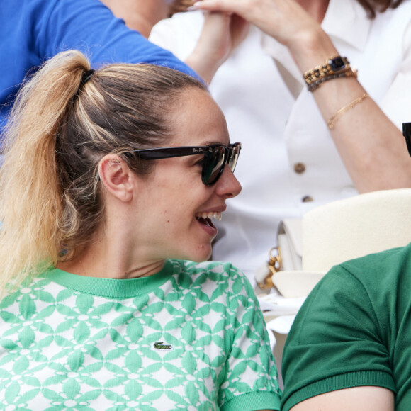 Pio Marmaï et sa compagne Charlotte Ranson (enceinte) - Tribunes des Internationaux de France de tennis de Roland Garros 2023 à Paris le 11 juin 2023. © Jacovides-Moreau/Bestimage