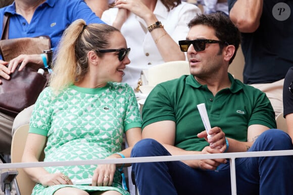 Pio Marmaï et sa compagne Charlotte Ranson (enceinte) - Tribunes des Internationaux de France de tennis de Roland Garros 2023 à Paris le 11 juin 2023. © Jacovides-Moreau/Bestimage