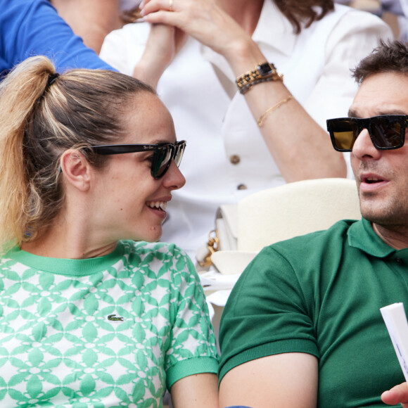 Pio Marmaï et sa compagne Charlotte Ranson (enceinte) - Tribunes des Internationaux de France de tennis de Roland Garros 2023 à Paris le 11 juin 2023. © Jacovides-Moreau/Bestimage
