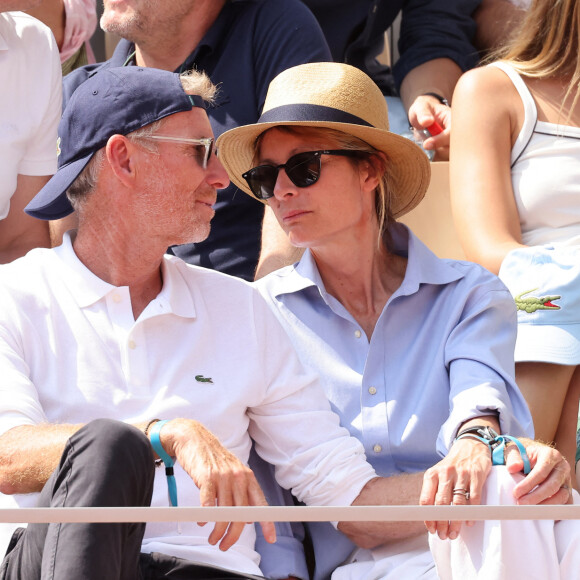 Et plus précisément à Rayol-Canadel dans le Var, là où il a fait construire une maison.
Denis Brogniart et sa femme Hortense - Célébrités dans les tribunes des Internationaux de France de tennis de Roland Garros 2023 le 6 juin 2023. © Jacovides-Moreau/Bestimage