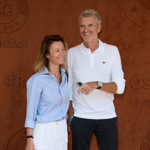 Un havre de paix très lumineux, dans lequel il vit avec sa femme Hortense et leurs enfants.
Denis Brogniart et sa femme Hortense au village lors des Internationaux de France de tennis de Roland Garros 2023, à Paris, France, le 6 juin 2023. © Jacovides-Moreau/Bestimage 