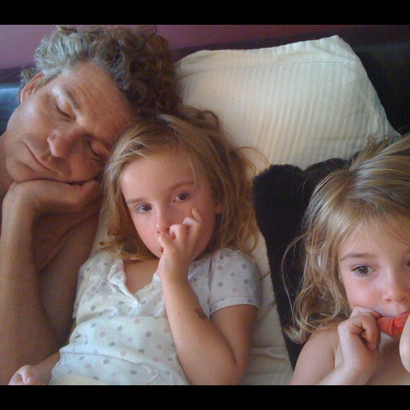 Denis Brogniart a dévoilé le 22 janvier 2023 une tendre photo de ses jumelles Lili et Violette pour leur 18e anniversaire.