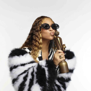 Beyoncé pose avec son trophée d'artiste internationale de l'année aux Brit Awards 2023.