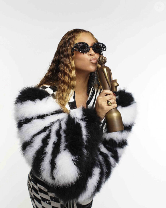 Beyoncé pose avec son trophée d'artiste internationale de l'année aux Brit Awards 2023.
