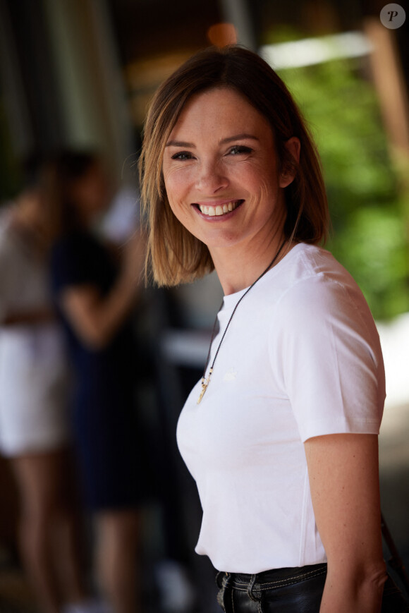 A l'aide de leur t-shirt, ils avaient chachun une lettre formant la phrase "Isa, reste, on t'aime".
Isabelle Ithurburu au Village Roland Garros lors des Internationaux de France de tennis de Roland Garros 2023, à Paris, France, le 30 mai 2023. © Moreau-Jacovides/Bestimage 