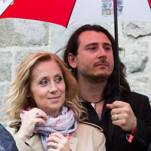 Si d'ordinaire, elle est très secrète quant à son mari, cette fois-ci, l'artiste a accepté de publier deux clichés de son époux.
 
Lara Fabian et son mari Gabriel Di Giorgio assistent à la ducasse de Mons ou Doudou, une fête locale basée sur des traditions ancestrales qui a lieu tous les ans à Mons, en Belgique. L'origine de la fête remonte au Moyen Âge. Lara Fabian était accompagnée par Elio Di Rupo, Maire ( Bourgmestre ) de la ville de Mons et Président du Parti socialiste belge. Belgique, Mons, 22 mai 2016 