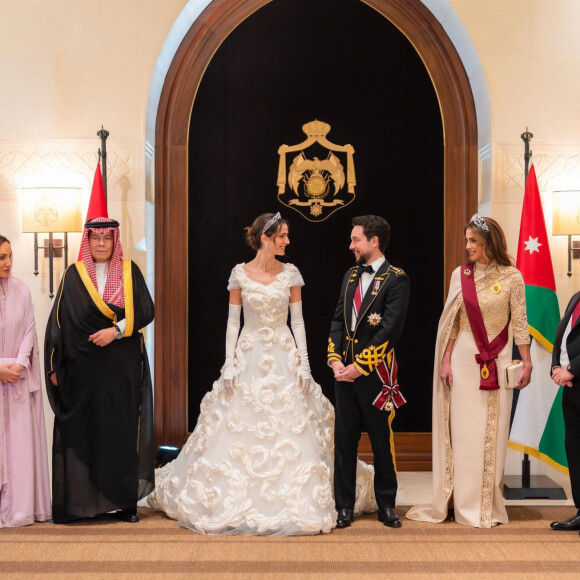 Mais aussi d'Hussein, leur fils aîné, récemment marié avec Rajwa.
Les parents de la mariée, le prince Hussein de Jordanie, Rajwa al Saif, la reine Rania et le roi Abdallah II de Jordanie - Les familles royales au mariage du prince Hussein de Jordanie et de Rajwa al Saif, au palais Zahran à Amman (Jordanie), le 1er juin 2023. 