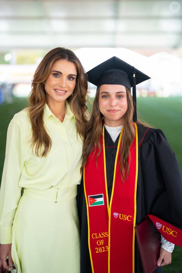 La princesse Lalla Salma de Jordanie reçoit son diplome de l'Université de Caroline du Sud (USC), sous le regard ému de ses parents le roi Abdallah II de Jordanie et la reine Rania de Jordanie. Los Angeles, le 12 mai 2023. 