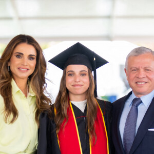 Mais également Salma et Hashem, récemment diplômés. 
La princesse Lalla Salma de Jordanie reçoit son diplome de l'Université de Caroline du Sud (USC), sous le regard ému de ses parents le roi Abdallah II de Jordanie et la reine Rania de Jordanie. Los Angeles, le 12 mai 2023. 