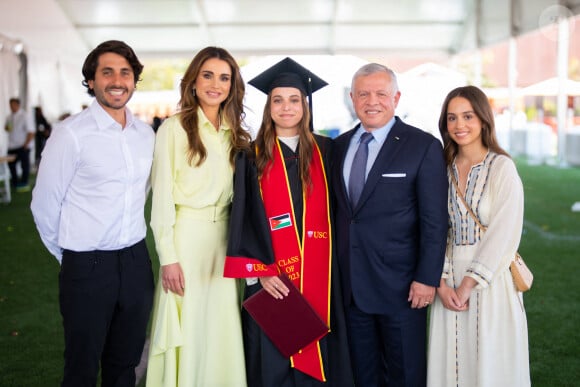 Mais également Salma et Hashem, récemment diplômés. 
La princesse Lalla Salma de Jordanie reçoit son diplome de l'Université de Caroline du Sud (USC), sous le regard ému de ses parents le roi Abdallah II de Jordanie et la reine Rania de Jordanie. Los Angeles, le 12 mai 2023. 