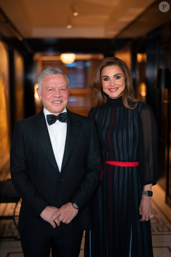 Le couple fête en effet ses 30 ans de mariage. 
Le roi Abdallah II et la reine Rania de Jordanie reçoivent le prix "Path to Peace Award" à New York, le 9 mai 2022. 