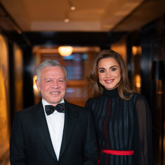 Le couple fête en effet ses 30 ans de mariage. 
Le roi Abdallah II et la reine Rania de Jordanie reçoivent le prix "Path to Peace Award" à New York, le 9 mai 2022. 
