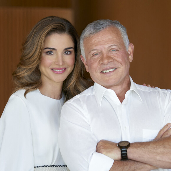 Rania de Jordanie a fait une belle déclaration à son mari. 
Photo officielle du roi Abdallah de Jordanie à l'occasion de son 60ème anniversaire. Il pose avec la reine Rania.