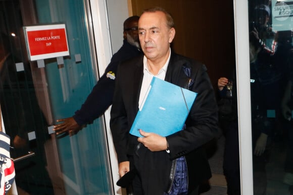 L'animateur Jean-Marc Morandini sort du tribunal après son procès pour corruption de mineurs au Tribunal de Paris le 24 octobre 2022.