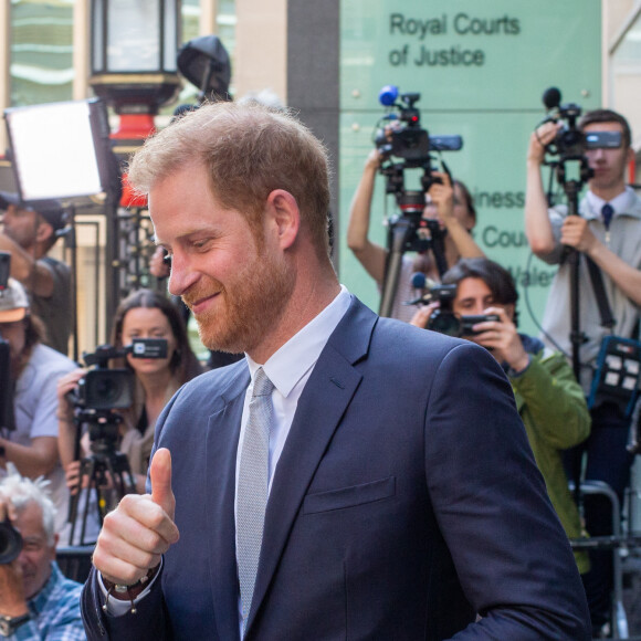 Le prince Harry, duc de Sussex, quitte la Haute Cour de Londres au deuxième jour de son témoignage contre un tabloïd accusé de piratage de messageries téléphoniques. C'est la première apparition d'un membre de la famille royale à la barre en plus d'un siècle. Londres, le 7 juin 2023. © Tayfun Salci / Zuma Press / Bestimage 