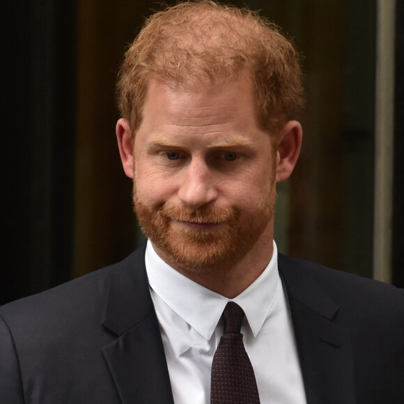 Il vivrait "la nuit" et passerait la journée sur la "console".
Le prince Harry, duc de Sussex, à la sortie de la la Haute Cour de Londres pour témoigner contre un tabloïd accusé de piratage de messageries téléphoniques. C'est la première apparition d'un membre de la famille royale à la barre en plus d'un siècle, à Londres, Royaume Uni, le 6 juin 2023. 