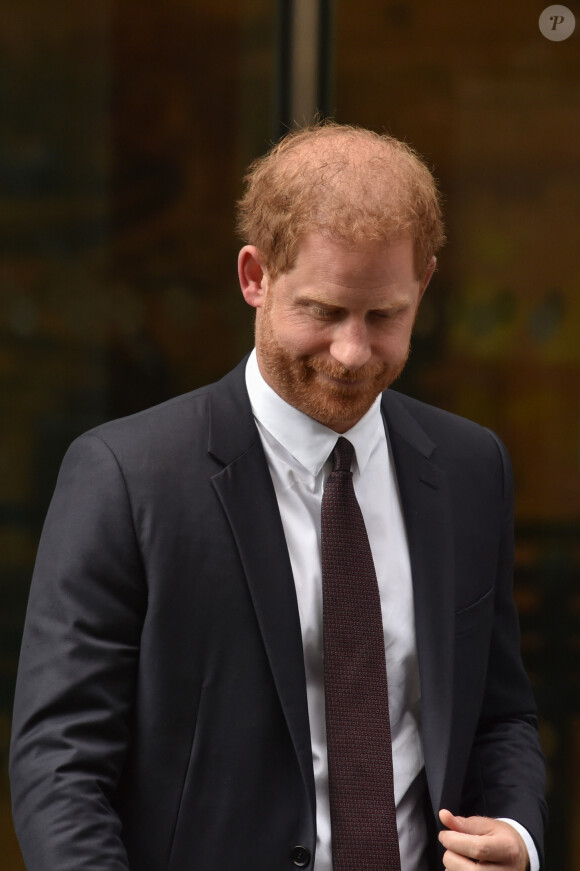 Le prince Harry, duc de Sussex, à la sortie de la la Haute Cour de Londres pour témoigner contre un tabloïd accusé de piratage de messageries téléphoniques. C'est la première apparition d'un membre de la famille royale à la barre en plus d'un siècle, à Londres, Royaume Uni, le 6 juin 2023. 