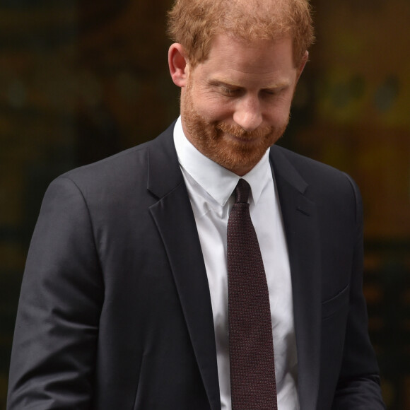 Le prince Harry, duc de Sussex, à la sortie de la la Haute Cour de Londres pour témoigner contre un tabloïd accusé de piratage de messageries téléphoniques. C'est la première apparition d'un membre de la famille royale à la barre en plus d'un siècle, à Londres, Royaume Uni, le 6 juin 2023. 