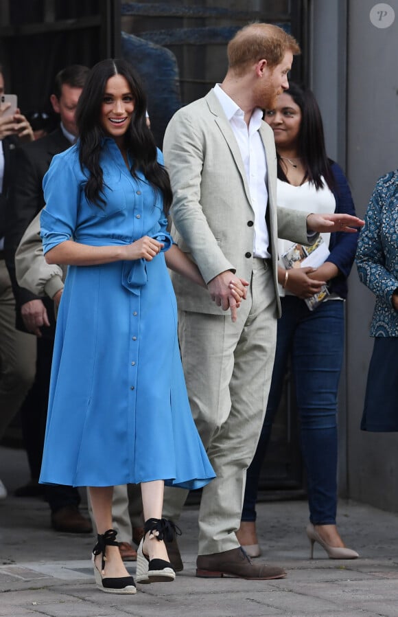 Le prince Harry, duc de Sussex, et Meghan Markle, duchesse de Sussex, participent à un atelier de cuisine communautaire au Homecoming Center au Cap dans le cadre d'une visite officielle, le 23 septembre 2019. 