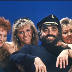 Le chanteur était rongé par la maladie.
Archives - Demis Roussos et les Cocogirls lors d'un show télé en 1986.