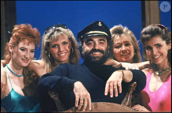 Le chanteur était rongé par la maladie.
Archives - Demis Roussos et les Cocogirls lors d'un show télé en 1986.