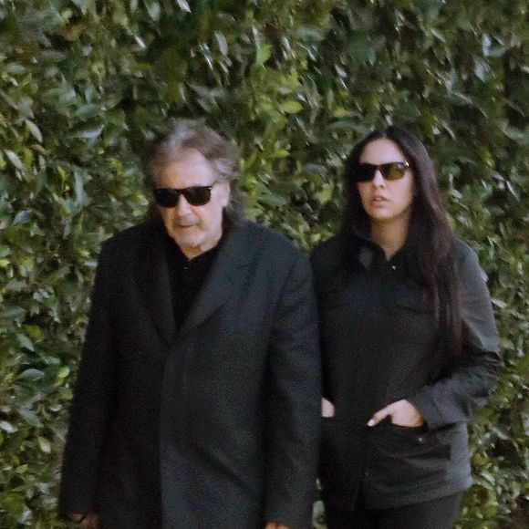 Si pour l'instant, on ne connait ni le sexe ni le jour précis de la naissance de cet enfant, les deux parents se sont dits "ravis de cette naissance". 
Exclusif - Al Pacino et sa compagne Noor Alfallah se promènent à Los Angeles, le 11 avril 2023. 