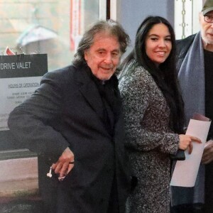 Le jour précis de l'accouchement n'a pas non plus été dévoilé. 
Al Pacino et sa compagne Noor Alfallah ont dîné avec Harold Becker au restaurant E Baldi à Los Angeles, le 8 avril 2023. Ils regardaient des photos des rôles phares d'Al Pacino dont une extraite de "Scarface" dont le cliché était à ses pieds.