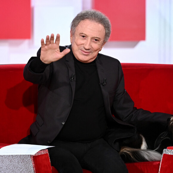 Toujours hospitalisé et aminci, il a tenu à adresser un message dans le cadre d'un engagement qu'il ne pouvait plus tenir.
Exclusif - Michel Drucker et sa chienne Isia - Enregistrement de l'émission "Vivement Dimanche, spéciale M.Galabru", au Studio Gabriel à Paris, présentée par M.Drucker © Guillaume Gaffiot / Bestimage