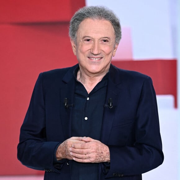 Il a d'ailleurs conclu sa vidéo par : "A bientôt, dans mon émission en septembre, où je continuerais à parler des livres"
Exclusif - Michel Drucker - Enregistrement de l'émission "Vivement Dimanche" au Studio Gabriel, présentée par M.Drucker, et diffusée sur France 3, de 13h30 à 15h, le 28 août © Guillaume Gaffiot / Bestimage